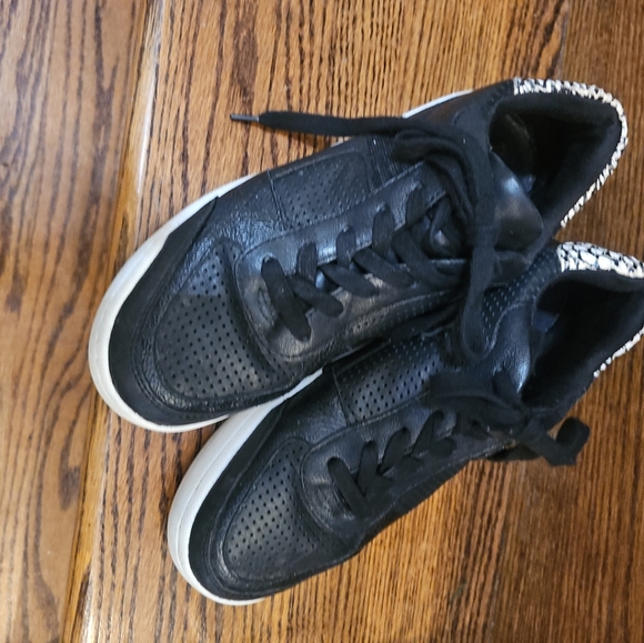 VINCE CAMUTO LADIES  SARGITA BLACK LEATHER SNEAKER 10M - Picture 1 of 5